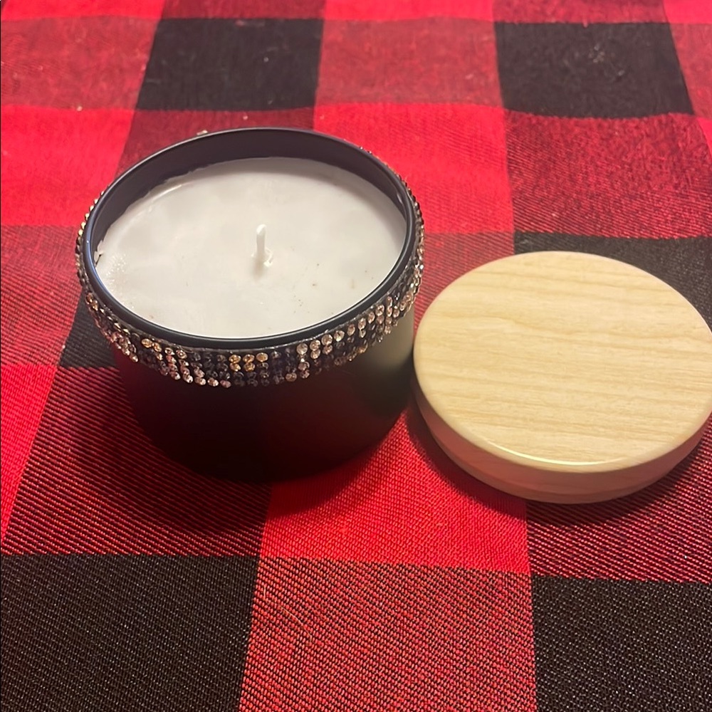 Black Scented Candle with Wooden Lid. Coffee scented.